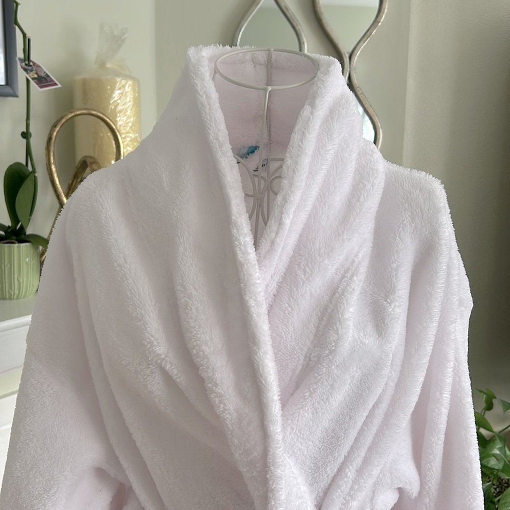 Martha Stewart Plush White Bath Robe with Belt - Picture 3 of 9